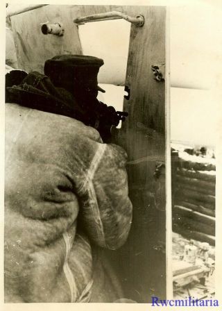 Press Photo: Panzer Watch Luftwaffe Officer In Winter W/ 8.  8cm Flak Gun; Russia