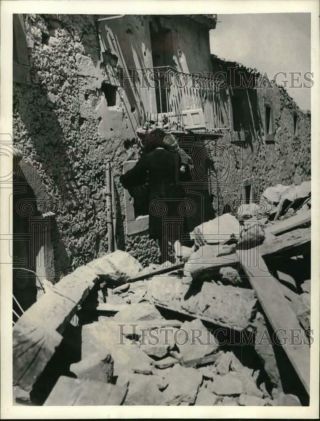 1943 Press Photo Woman & Child At Ruins,  Troina,  Sicily - Pim01425