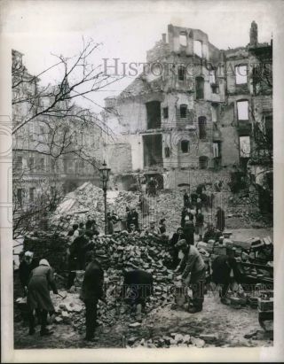 1946 Press Photo Volunteers Up War Debris In Dresden,  Germany - Nox54809