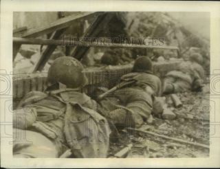 1945 Press Photo 9th Army Troops Crouch Behind A Wall In Juelich,  Germany