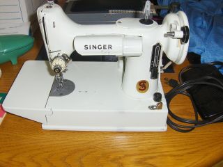 Vintage Singer Sewing Machine Featherweight Portable 221k With Carrying Case