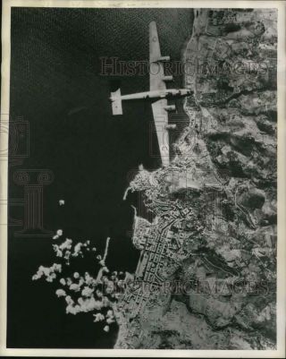 1943 Press Photo Us Army Air Force Bomber Over Bastia,  Corsica,  Wwii - Pim02726