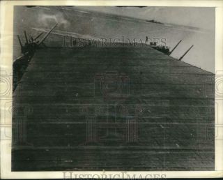 1942 Press Photo Japanese Bomb Near Us Carrier Tosses Plane Overside,  S.  Pacific