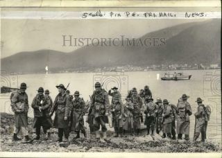 1941 Press Photo Us Troops Landing At An Alaskan Post,  World War Ii,  Alaska