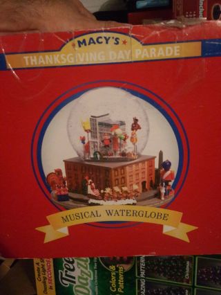 2005 Macy’s Thanksgiving Day Parade Musical Revolving Snowglobe Collectible