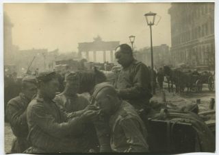 Wwii Large Size Press Photo: Russian Troops In Berlin,  Unter Den Linden,  1945