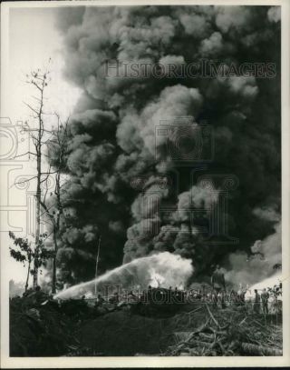1943 Press Photo Soldiers Control Fire Set Off By Japanese Raid,  Bougainville