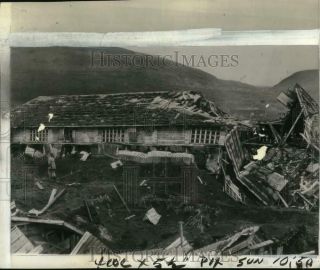 1943 Press Photo Small Hut & Wreckage Of Japanese Airplane,  Alaska - Pim01860