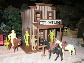 WESTERN PLAYSET BUILDING FREIGHT LINE SAME SCALE AS MARX AND GUNSMOKE BUILDINGS 2