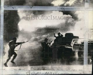 1942 Press Photo British Eighth Army Soldiers Capture German Tank,  Cairo,  Egypt