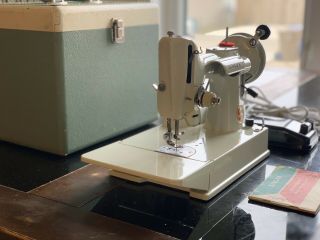 VINTAGE SINGER WHITE 221K FEATHERWEIGHT SEWING MACHINE With Green Case & Access 2