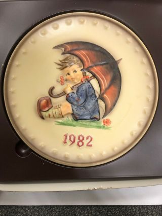 M.  J.  Hummel Goebel 1982 Annual Plate In Bas Relief W/ Box & Papers