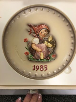 M.  J.  Hummel Goebel 1985 Annual Plate In Bas Relief W/ Box & Papers