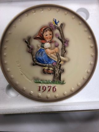M.  J.  Hummel Goebel 1976 Annual Plate In Bas Relief W/ Box & Papers