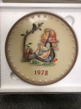 M.  J.  Hummel Goebel 1978 Annual Plate In Bas Relief W/ Box & Papers
