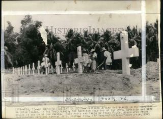 1945 Press Photo Filipinos Attend Graves Of Us Soldiers On Luzon Island