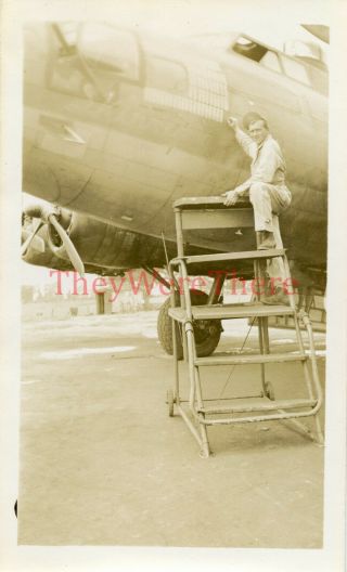 Wwii Photo - B 17 Bomber Plane Us Airman Paints Mission Mark On Nose