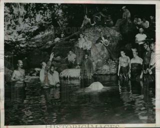 1944 Press Photo Pacific,  Coast Guardsmen Gather At A Serene Pool For Baptisms