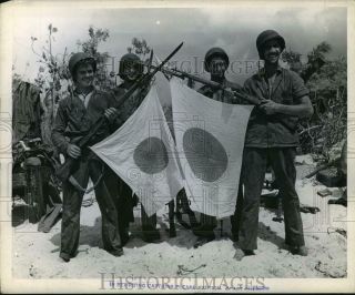 1944 Press Photo American Troops Display Japanese Flags Taken On Saipan