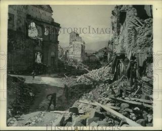 1944 Press Photo Crews Up War Damage At Benevento Cathedral In Italy