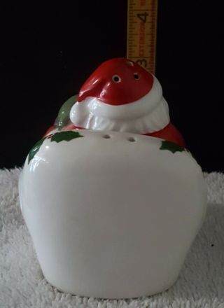 Santa in a chair Christmas Salt and Pepper Shakers 2