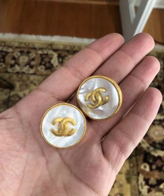 Chanel Vintage White Mother Of Pearl Cc Logo 95 A Clip On Earrings 1995 Gold Xl