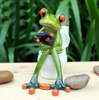 1x Green Frog Figurine Resin Frog Playing Cell Phone On Toilet Bowl Desk Decor