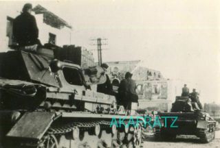 German Ww2 Photo,  Panzer Iv Tanks Roll Through Soviet Town