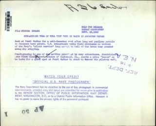 1945 Press Photo Pearl Harbor,  submariner Robert Schwarz collects his mail 2