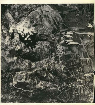 1943 Press Photo Aerial View Of Us Bombing Raid Over The Island Of Crete,  Wwii