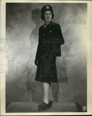 1943 Press Photo U.  S.  Army Nurse Models The Winter Uniform,  World War Ii