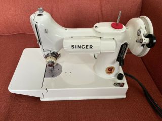 Vintage Singer Featherweight White 221 221K Sewing Machine 2
