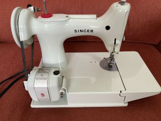 Vintage Singer Featherweight White 221 221K Sewing Machine 3
