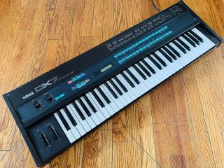 Yamaha DX - 7 FM synthesizer 1980s vintage w foot pedal 2