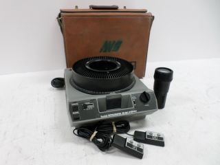 Vintage Kodak Ektagraphic Iii Am Slide Projector With Remotes And Carrying Case