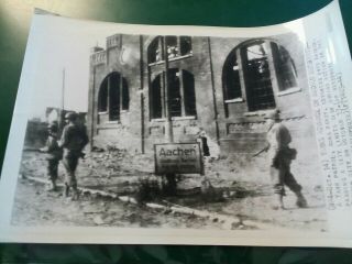 Wwii Ap Wire Photo U.  S Patrol Passes Aachen City Limits Sign Germany 1944 Dsp724