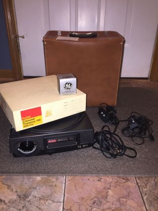 Vtg Kodak Carousel 800 Slide Projector W/ Tray 2 Remotes & Case