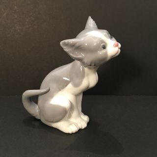Lladro 5113 Feed Me Cat Figurine Grey And White Glossy Retired