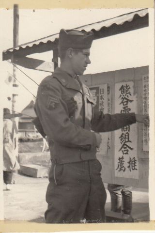 Wwii Snapshot Photo American Gi Trying To Read Japanese Sign Japan 43