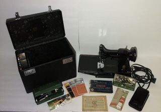 Vintage 1950’s Singer Featherweight 221 Sewing Machine In Case