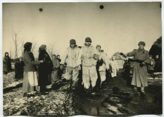 Wwii Large Size Press Photo: Convoyed Captive German Military - Pow 