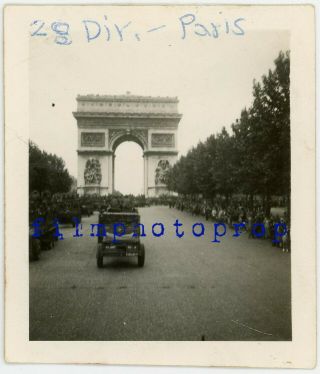 Wwii Us Gi Photo - 28th Infantry Division Trucks Head Towards Arc De Triomphe