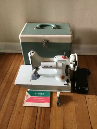 Vintage 1964 Portable Singer Featherweight Sewing Machine 221k White With Case