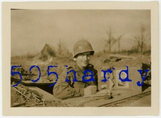 Wwii Us Gi Photo - 333rd Infantry Regiment Gi W/ Wife & Child Photo In Foxhole