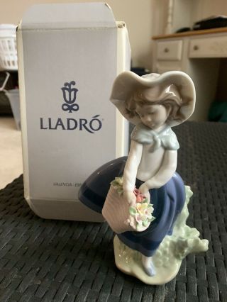 Lladro Porcelain Figurine Pretty Pickings 05222 Girl With Flower Basket Statue