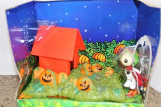 Peanuts Snoopy It ' s The Great Pumpkin Charlie Brown lighted Halloween Play Set 2