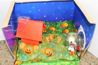Peanuts Snoopy It ' s The Great Pumpkin Charlie Brown lighted Halloween Play Set 3