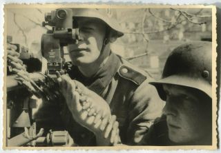German Wwii Archive Photo: Elite Troops Soldiers In Helmets With Machine Gun