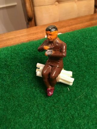 VINTAGE BARCLAY MANOIL WWII LEAD SOLDIERS ; SOLDIER SITTING DOWN EATING IN FIELD 2