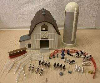 Ertl 1993 Farm Country Dairy Barn Play Set - Incomplete